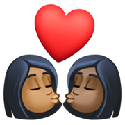 👩🏾‍❤️‍💋‍👩🏿 Emoji sich küssendes Paar - Frau: mitteldunkle Hautfarbe, Frau: dunkle Hautfarbe Facebook 13.1.