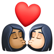👩🏾‍❤️‍💋‍👩🏻 Emoji sich küssendes Paar - Frau: mitteldunkle Hautfarbe, Frau: helle Hautfarbe Facebook 13.1.