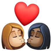 👩🏼‍❤️‍💋‍👩🏿 Emoji sich küssendes Paar - Frau: helle Hautfarbe, Frau: dunkle Hautfarbe Facebook 13.1.