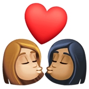 👩🏼‍❤️‍💋‍👩🏾 Emoji sich küssendes Paar - Frau: helle Hautfarbe, Frau: mitteldunkle Hautfarbe Facebook 13.1.