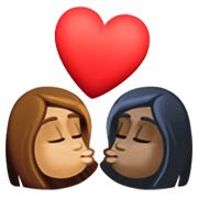 👩🏽‍❤️‍💋‍👩🏿 Emoji sich küssendes Paar - Frau: mittlere Hautfarbe, Frau: dunkle Hautfarbe Facebook 13.1.