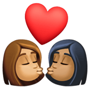 👩🏽‍❤️‍💋‍👩🏾 Emoji sich küssendes Paar - Frau: mittlere Hautfarbe, Frau: mitteldunkle Hautfarbe Facebook 13.1.