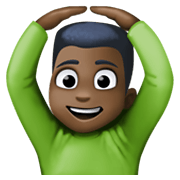 🙆🏿‍♂️ Emoji Mann mit Händen auf dem Kopf: dunkle Hautfarbe Facebook 13.1.