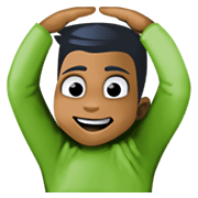 🙆🏾‍♂️ Emoji Mann mit Händen auf dem Kopf: mitteldunkle Hautfarbe Facebook 13.1.