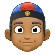👲🏾 Emoji Mann mit chinesischem Hut: mitteldunkle Hautfarbe Facebook 13.1.
