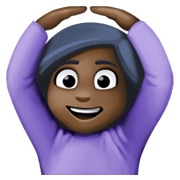 🙆🏿‍♀️ Emoji Frau mit Händen auf dem Kopf: dunkle Hautfarbe Facebook 13.1.