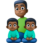 👨🏿‍👦🏿‍👦🏿 Emoji Família - Homem, Menino, Menino: Pele Escura na Facebook 14.0.