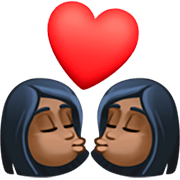 👩🏿‍❤️‍💋‍👩🏿 Emoji sich küssendes Paar - Frau, Frau: dunkle Hautfarbe, dunkle Hautfarbe Facebook 14.0.