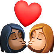 👩🏿‍❤️‍💋‍👩🏼 Emoji sich küssendes Paar - Frau: dunkle Hautfarbe, Frau: mittelhelle Hautfarbe Facebook 14.0.