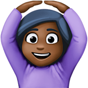 🙆🏿‍♀️ Emoji Frau mit Händen auf dem Kopf: dunkle Hautfarbe Facebook 14.0.
