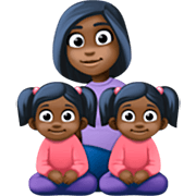 👩🏿‍👧🏿‍👧🏿 Emoji Família - Mulher, Menina, Menina: Pele Escura na Facebook 15.0.