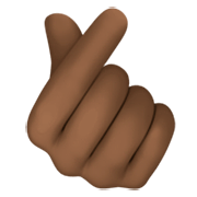 🫰🏿 Emoji Mão Com Dedo İndicador E Polegar Cruzado: Pele Escura na Facebook 15.0.