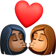 👩🏿‍❤️‍💋‍👩🏽 Emoji sich küssendes Paar - Frau: dunkle Hautfarbe, Frau: mittlere Hautfarbe Facebook 15.0.