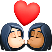 👩🏻‍❤️‍💋‍👩🏾 Emoji sich küssendes Paar - Frau: helle Hautfarbe, Frau: mitteldunkle Hautfarbe Facebook 15.0.