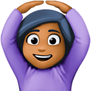 🙆🏾‍♀️ Emoji Frau mit Händen auf dem Kopf: mitteldunkle Hautfarbe Facebook 15.0.
