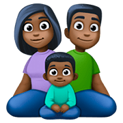 👨🏿‍👩🏿‍👦🏿 Emoji Familie - Mann, Frau, Junge: dunkle Hautfarbe Facebook 4.0.