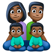 👨🏿‍👩🏿‍👦🏿‍👦🏿 Emoji Familia - Hombre, Mujer, Niño, Niño: Tono De Piel Oscuro en Facebook 4.0.