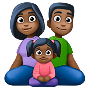👨🏿‍👩🏿‍👧🏿 Emoji Família - Homem, Mulher, Menina: Pele Escura na Facebook 4.0.
