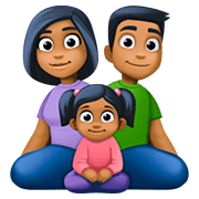 👨🏾‍👩🏾‍👧🏾 Emoji Familia - Hombre, Mujer, Niña: Tono De Piel Oscuro Medio en Facebook 4.0.