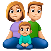 👨🏼‍👩🏼‍👦🏼 Emoji Familia - Hombre, Mujer, Niño: Tono De Piel Claro Medio en Facebook 4.0.