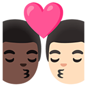 👨🏿‍❤️‍💋‍👨🏻 Emoji sich küssendes Paar - Mann: dunkle Hautfarbe, Mann: helle Hautfarbe Google 15.0.