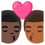 👨🏿‍❤️‍💋‍👨🏾 Emoji sich küssendes Paar - Mann: dunkle Hautfarbe, Mann: mitteldunkle Hautfarbe Google 15.0.