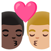 👨🏿‍❤️‍💋‍👨🏼 Emoji Beso - Hombre: Tono De Piel Oscuro, Hombre: Tono De Piel Claro Medio en Google 15.0.