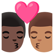 👨🏿‍❤️‍💋‍👨🏽 Emoji sich küssendes Paar - Mann: dunkle Hautfarbe, Mann: mittlere Hautfarbe Google 15.0.