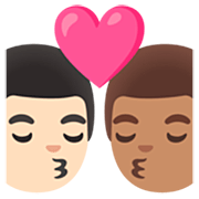👨🏻‍❤️‍💋‍👨🏽 Emoji sich küssendes Paar - Mann: helle Hautfarbe, Mann: helle Hautfarbe Google 15.0.