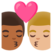 👨🏾‍❤️‍💋‍👨🏼 Emoji sich küssendes Paar - Mann: mitteldunkle Hautfarbe, Mann: mittelhelle Hautfarbe Google 15.0.