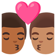 👨🏾‍❤️‍💋‍👨🏽 Emoji sich küssendes Paar - Mann: mitteldunkle Hautfarbe, Mann: mittlere Hautfarbe Google 15.0.