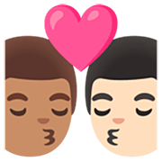 👨🏽‍❤️‍💋‍👨🏻 Emoji sich küssendes Paar - Mann: mittlere Hautfarbe, Mann: helle Hautfarbe Google 15.0.