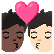 🧑🏿‍❤️‍💋‍🧑🏻 Emoji Beijo: Pessoa, Pessoa, Pele Escura, Pele Clara na Google 15.0.