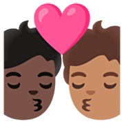 🧑🏿‍❤️‍💋‍🧑🏽 Emoji sich küssendes Paar: Person, Person, dunkle Hautfarbe, mittlere Hautfarbe Google 15.0.