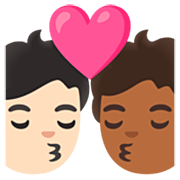 sich küssendes Paar: Person, Person, helle Hautfarbe, mitteldunkle Hautfarbe Google 15.0.