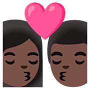 👩🏿‍❤️‍💋‍👨🏿 Emoji Beso - Mujer: Tono De Piel Oscuro, Hombre: Tono De Piel Oscuro en Google 15.0.