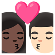 👩🏿‍❤️‍💋‍👨🏻 Emoji sich küssendes Paar - Frau: dunkle Hautfarbe, Mann: helle Hautfarbe Google 15.0.