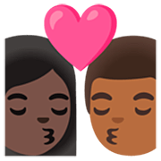 👩🏿‍❤️‍💋‍👨🏾 Emoji Beso - Mujer: Tono De Piel Oscuro, Hombre: Tono De Piel Oscuro Medio en Google 15.0.