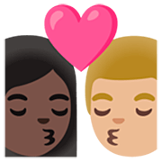 👩🏿‍❤️‍💋‍👨🏼 Emoji Beso - Mujer: Tono De Piel Oscuro, Hombre: Tono De Piel Claro Medio en Google 15.0.