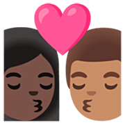 Emoji 👩🏿‍❤️‍💋‍👨🏽 Bacio Tra Coppia - Donna: Carnagione Scura, Uomo: Carnagione Olivastra su Google 15.0.