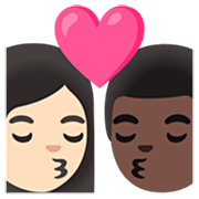 👩🏻‍❤️‍💋‍👨🏿 Emoji Beso - Mujer: Tono De Piel Claro, Hombre: Tono De Piel Oscuro en Google 15.0.