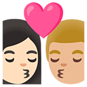 👩🏻‍❤️‍💋‍👨🏼 Emoji sich küssendes Paar - Frau: helle Hautfarbe, Mann: mittelhelle Hautfarbe Google 15.0.