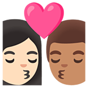 sich küssendes Paar - Frau: mittelhelle Hautfarbe, Mann: mittlere Hautfarbe Google 15.0.