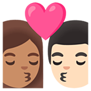 👩🏽‍❤️‍💋‍👨🏻 Emoji Beijo - Mulher: Pele Morena, Homem: Pele Clara na Google 15.0.