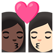 👩🏿‍❤️‍💋‍👩🏻 Emoji Beijo - Mulher: Pele Escura, Mulher: Pele Clara na Google 15.0.