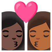 👩🏿‍❤️‍💋‍👩🏾 Emoji sich küssendes Paar - Frau: dunkle Hautfarbe, Frau: mitteldunkle Hautfarbe Google 15.0.