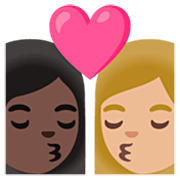 👩🏿‍❤️‍💋‍👩🏼 Emoji sich küssendes Paar - Frau: dunkle Hautfarbe, Frau: mittelhelle Hautfarbe Google 15.0.