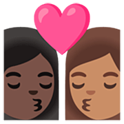 👩🏿‍❤️‍💋‍👩🏽 Emoji sich küssendes Paar - Frau: dunkle Hautfarbe, Frau: mittlere Hautfarbe Google 15.0.