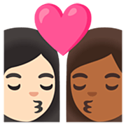 👩🏻‍❤️‍💋‍👩🏾 Emoji sich küssendes Paar - Frau: helle Hautfarbe, Frau: mitteldunkle Hautfarbe Google 15.0.