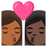 👩🏾‍❤️‍💋‍👩🏿 Emoji sich küssendes Paar - Frau: mitteldunkle Hautfarbe, Frau: dunkle Hautfarbe Google 15.0.